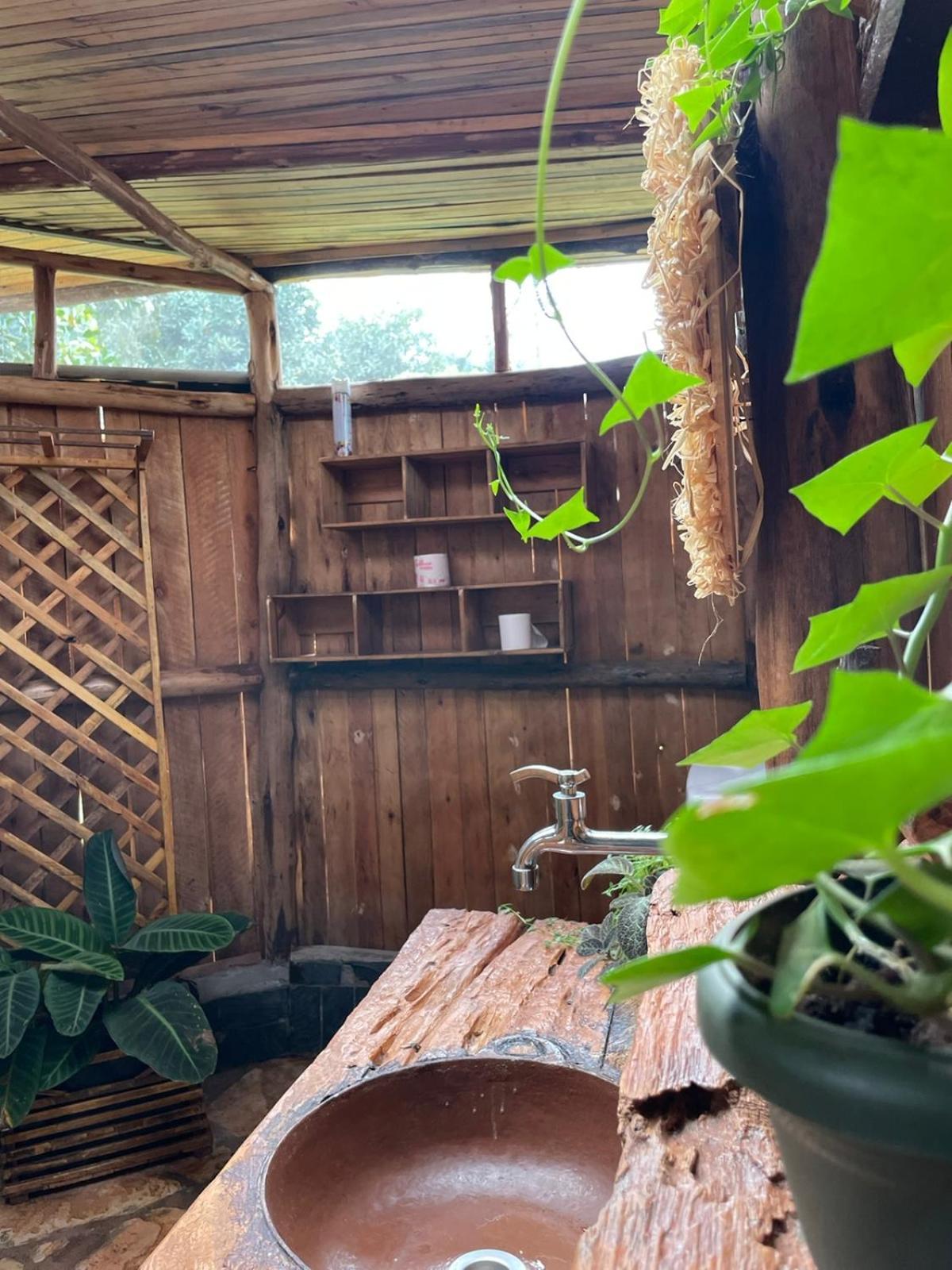 Jinja Backpackers Vandrarhem Exteriör bild