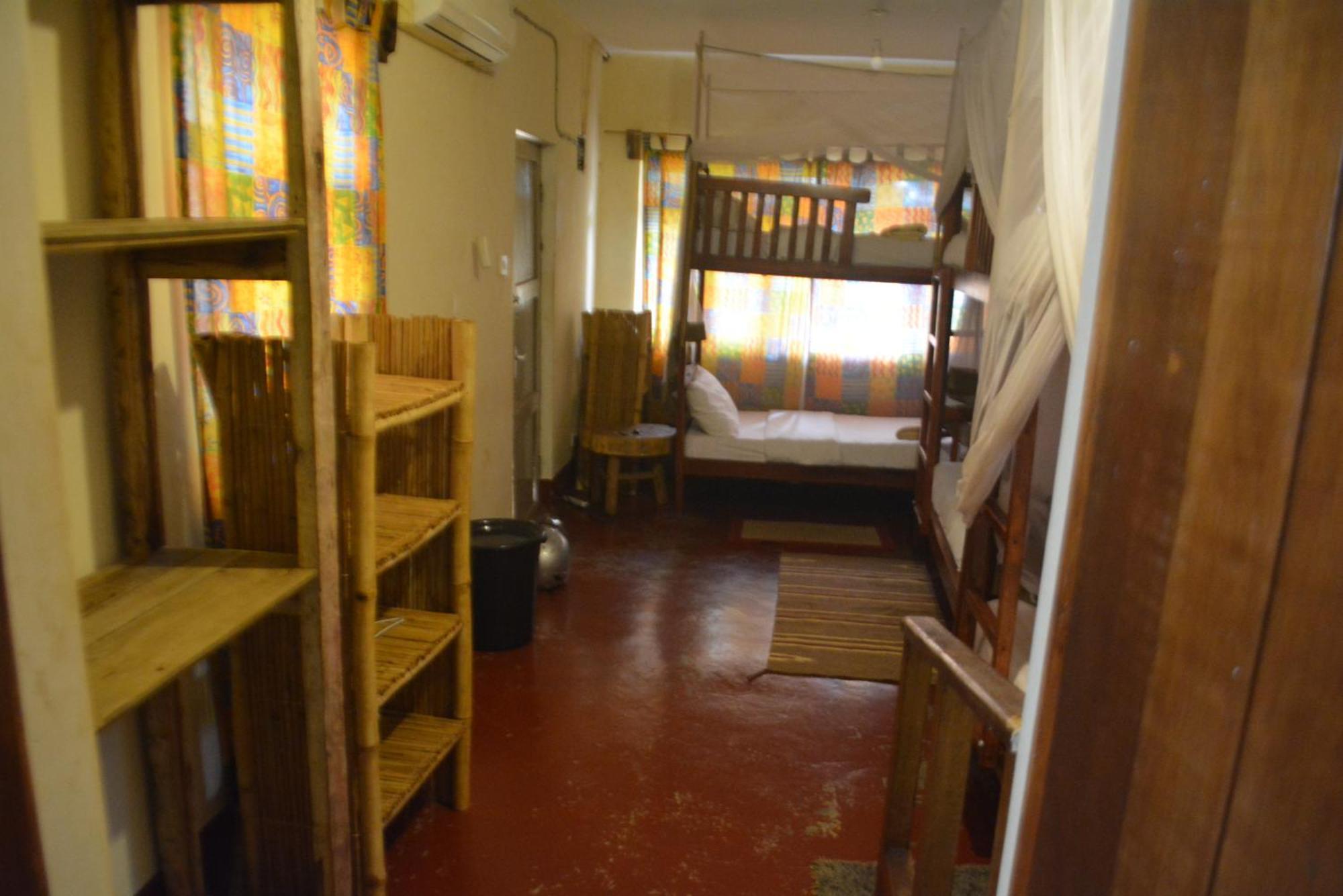 Jinja Backpackers Vandrarhem Exteriör bild